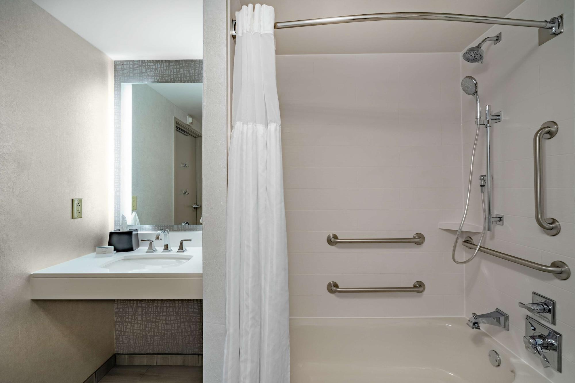 Hilton Garden Inn Louisville East Экстерьер фото