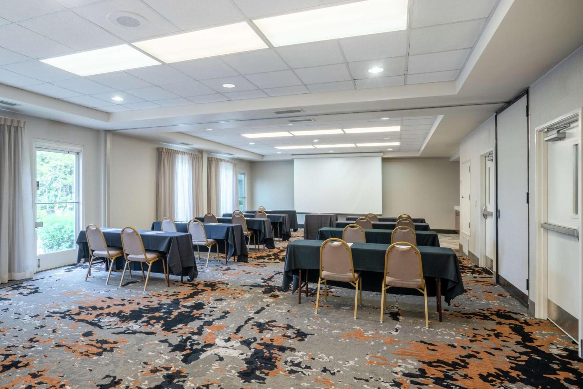 Hilton Garden Inn Louisville East Экстерьер фото