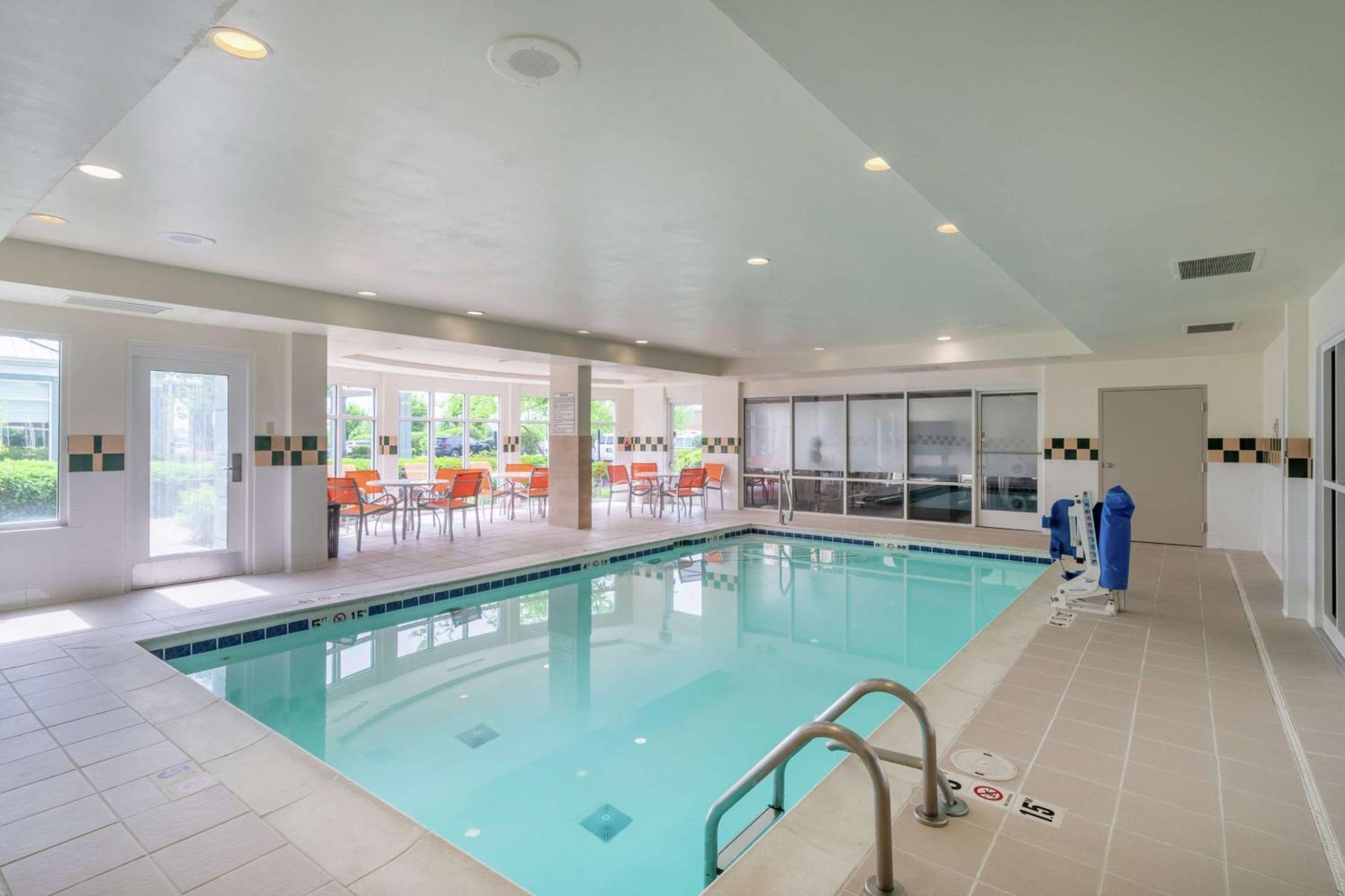 Hilton Garden Inn Louisville East Экстерьер фото